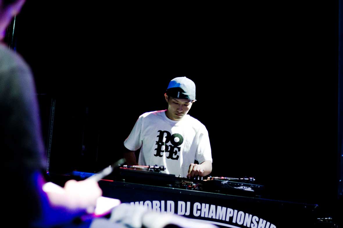 DJプレイ中の駒形さん